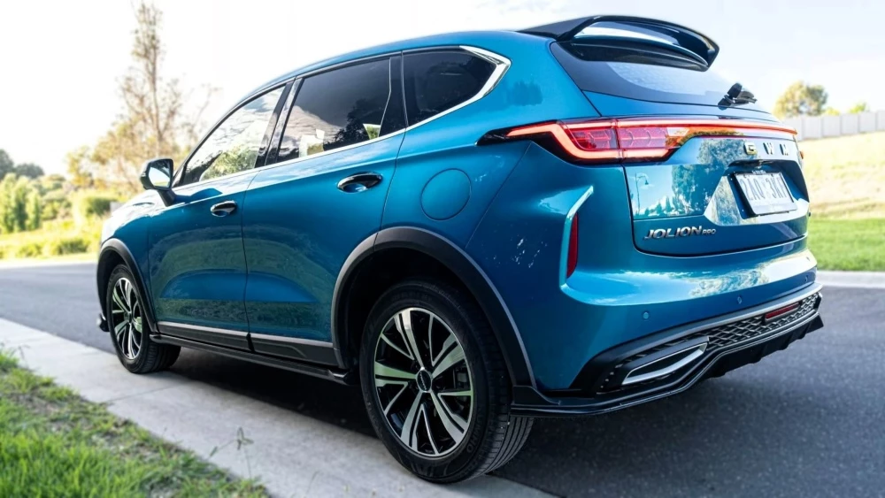 гибридный кроссовер Haval Jolion HEV сбоку сзади