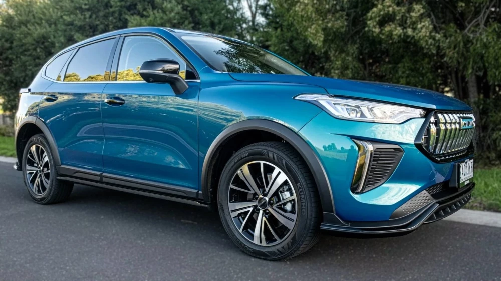 гибридный кроссовер Haval Jolion HEV сбоку спереди