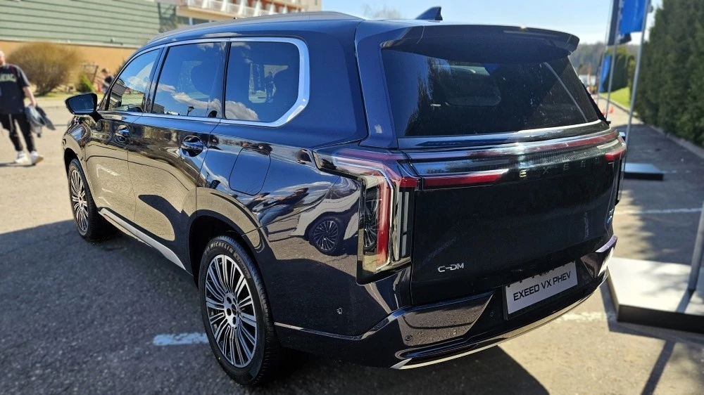 гибридный кроссовер Exeed VX сбоку сзади