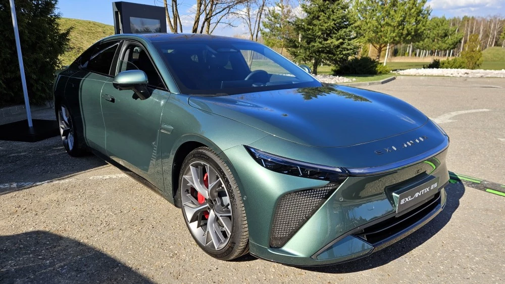 электрический седан Exlantix ES сбоку спереди