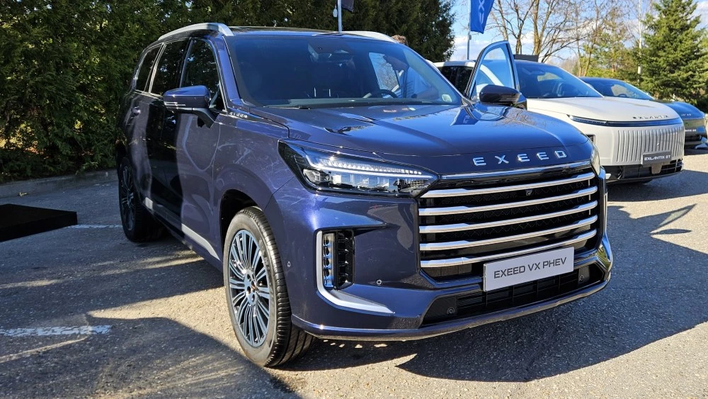 гибридный кроссовер Exeed VX сбоку спереди