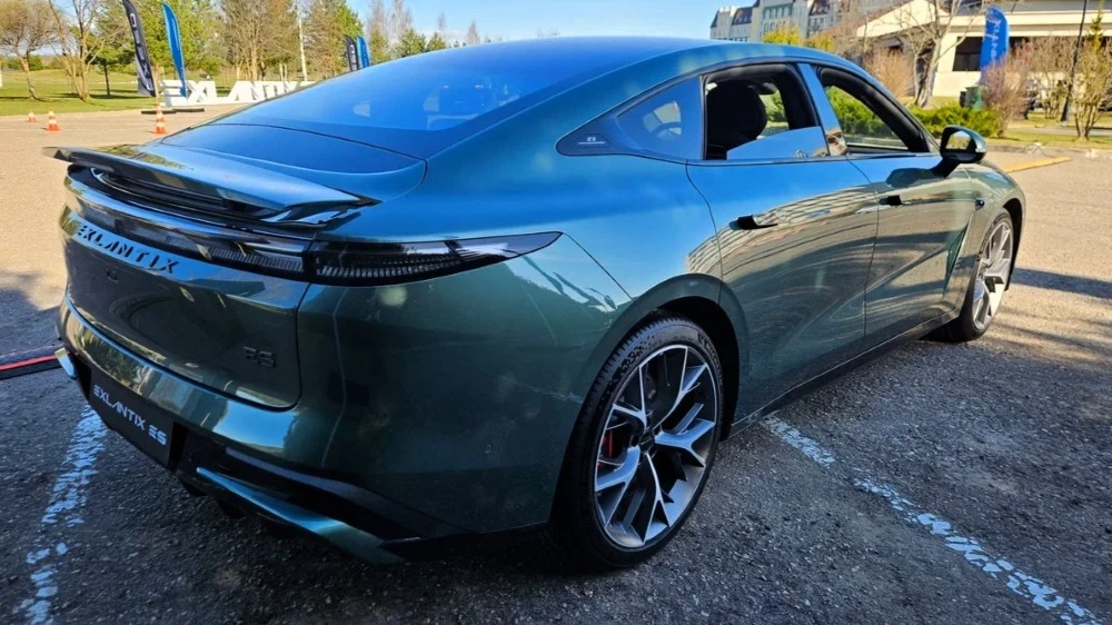 электрический седан Exlantix ES сбоку сзади