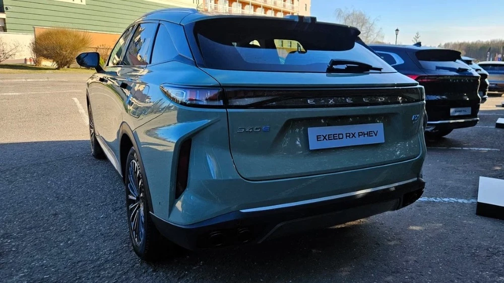 гибридный кроссовер Exeed RX сбоку сзади