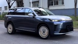 Гибридный кроссовер GAC S9 сбоку спереди в Китае