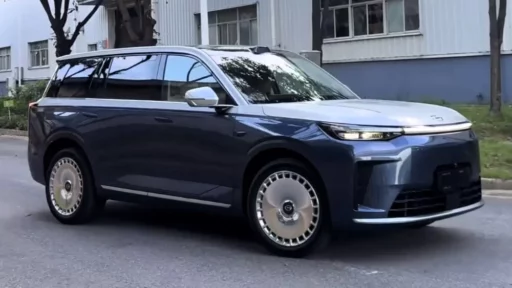 Гибридный кроссовер GAC S9 сбоку спереди в Китае
