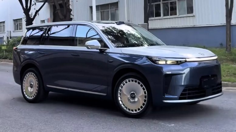 Гибридный кроссовер GAC S9 сбоку спереди в Китае