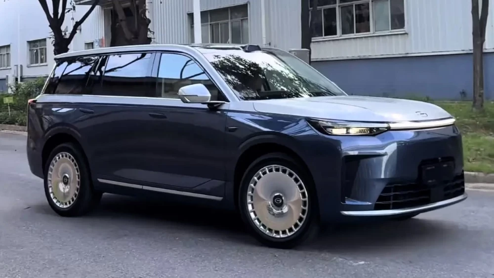 Топ-6 китайских новинок. Самые интересные SUV, которые выйдут на рынок до конца 2025 года Гибридный кроссовер GAC S9 сбоку спереди в Китае