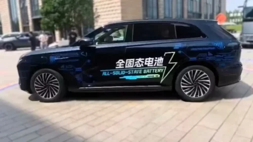 Exlantix ET кроссовер с твердотельным аккумулятором сбоку