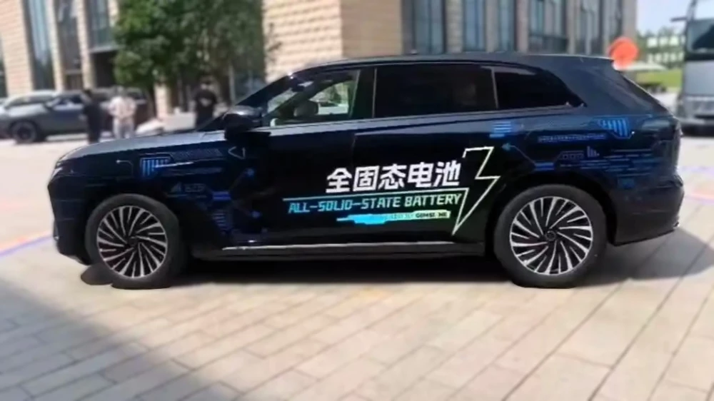 Более 1500 км на одной зарядке? Chery тестирует свой первый твердотельный аккумулятор Exlantix ET кроссовер с твердотельным аккумулятором сбоку