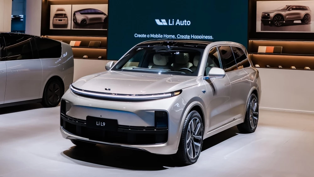 Li Auto L9 сбоку спереди в ОАЭ