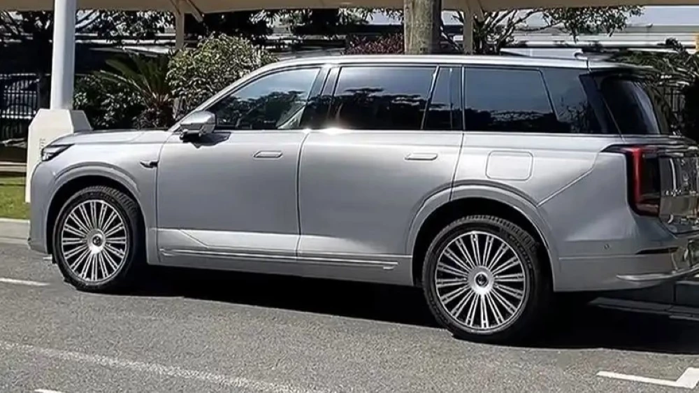 Гибридный кроссовер GAC S9 сбоку в Китае