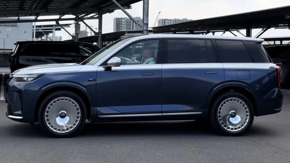 Гибридный кроссовер GAC S9 сбоку в Китае