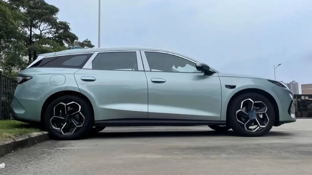 универсал BYD Seal 06 DM-i Travel Edition сбоку в Китае