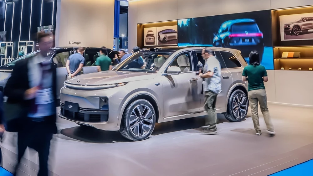 Li Auto L9 сбоку спереди в ОАЭ