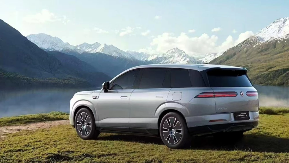 Гибридный кроссовер Denza N8L сбоку сзади