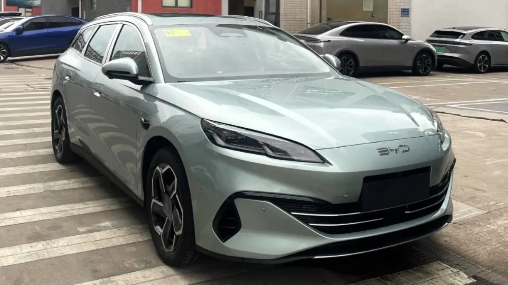 универсал BYD Seal 06 DM-i Travel Edition сбоку спереди в Китае