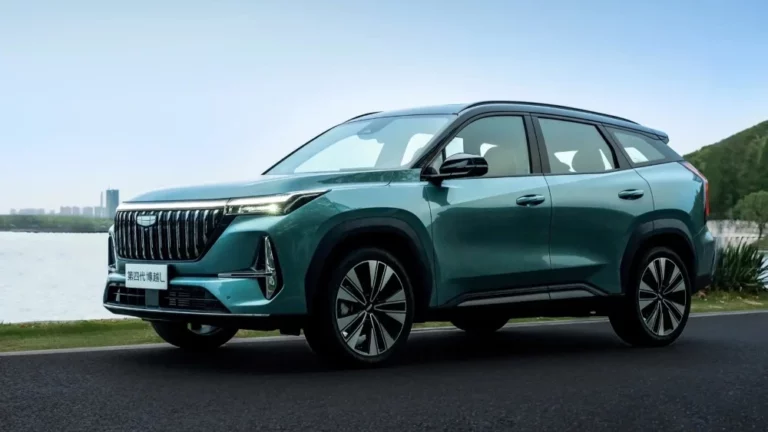 новый Geely Atlas 2025 сбоку спереди