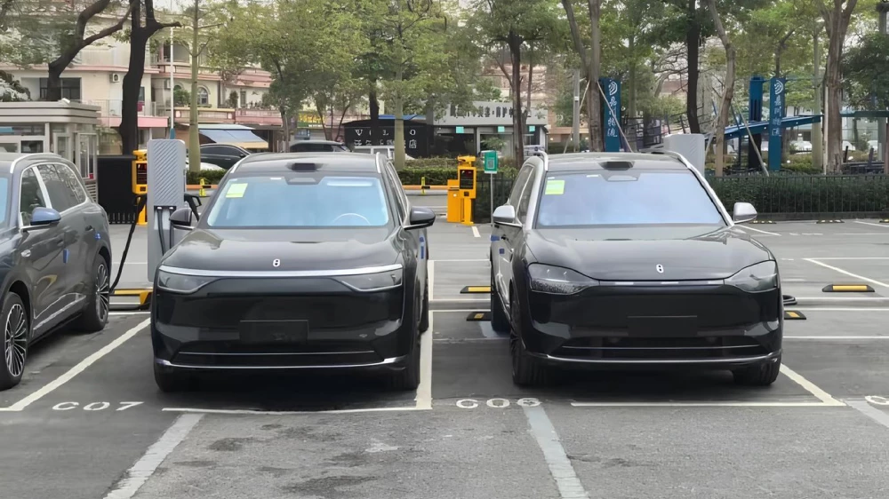 aito m8 aito m9 кроссоверы рядом черные гибридные