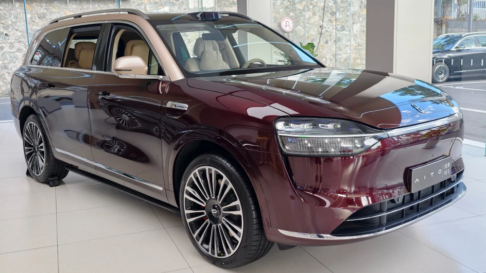 новый aito m9 сбоку спереди красный гибридный кроссовер