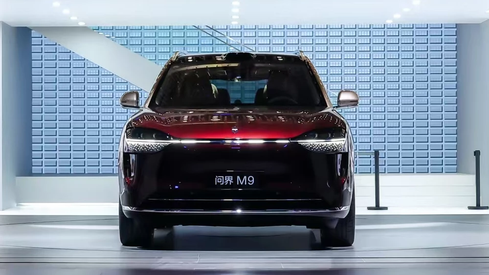 Удлиненный Aito M9 от Seres и Huawei тестируют в Китае. Возможно, это самый крупный гибрид на рынке aito m9 спереди красный гибридный кроссовер