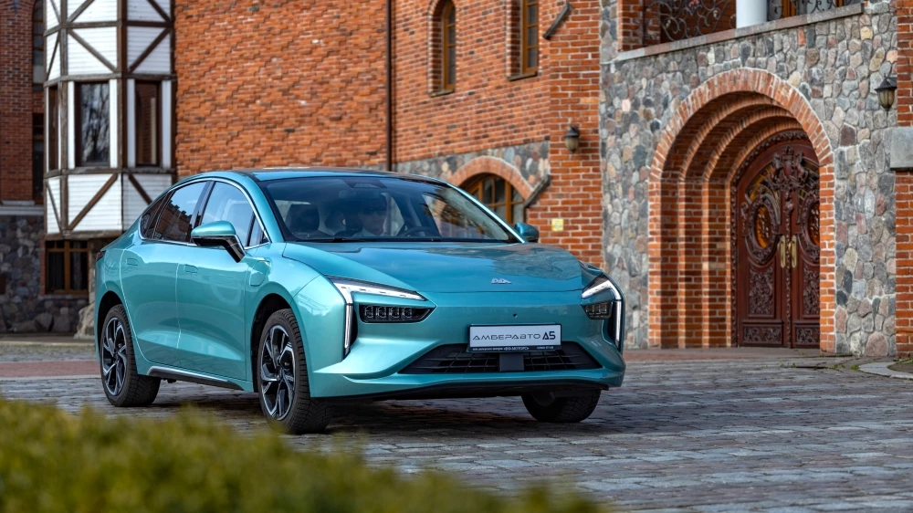 Обновленный электрический седан «Амберавто А5» сбоку спереди