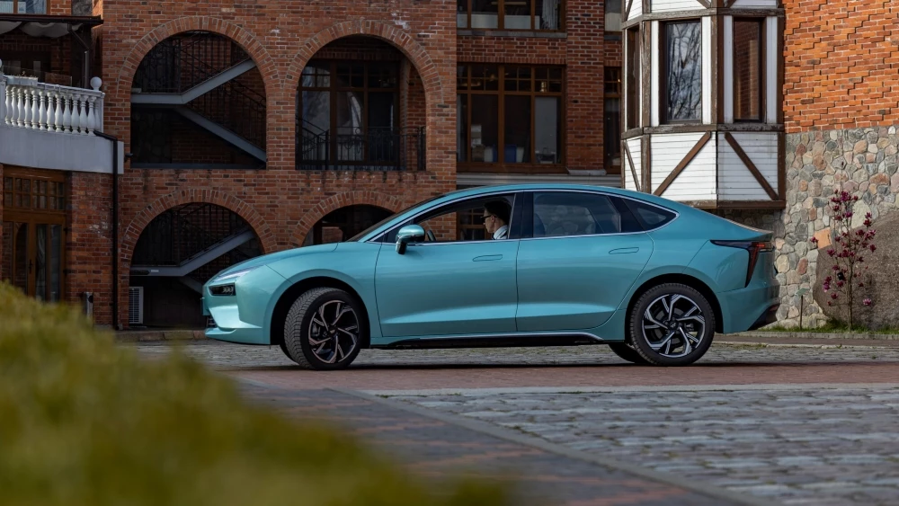 Обновленный электрический седан «Амберавто А5» сбоку