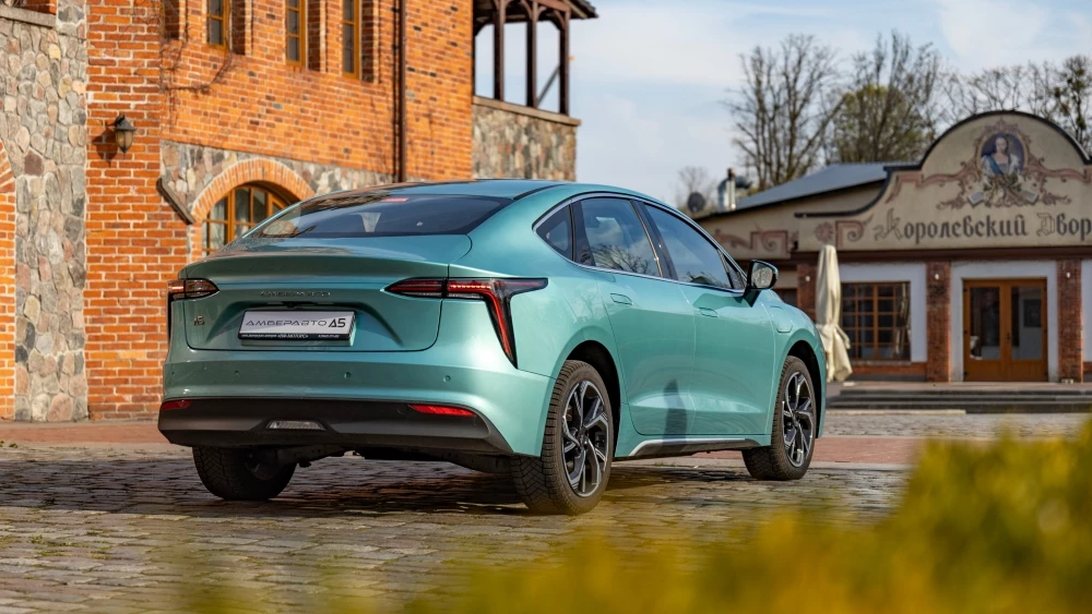 Обновленный электрический седан «Амберавто А5» сбоку сзади