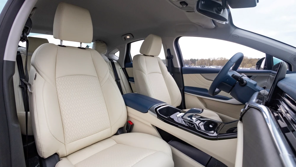 Обновленный электрический седан «Амберавто А5» салон интерьер сиденья первый ряд