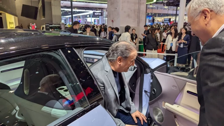 шанхай шанхайский автосалон 2025 иностранцы европейцы avatr