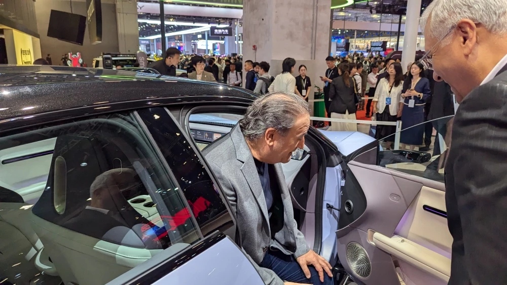 Будущее за автомобилями электрическими, «умными» и… китайскими. Авторская колонка редактора иранского сайта Charkhan шанхай шанхайский автосалон 2025 иностранцы европейцы avatr