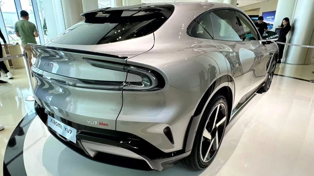 xiaomi yu7 кроссовер электромобиль сбоку сзади шоурум в Китае