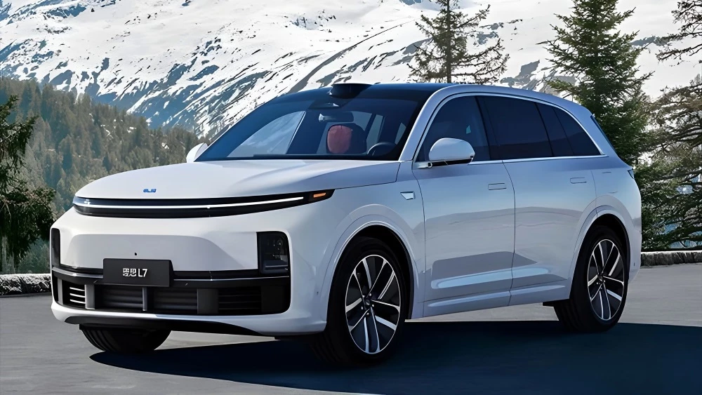 Li Auto L7 сбоку спереди
