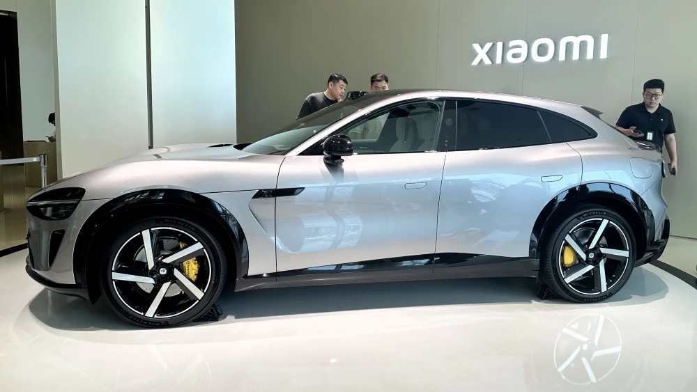 xiaomi yu7 кроссовер электромобиль сбоку шоурум в Китае