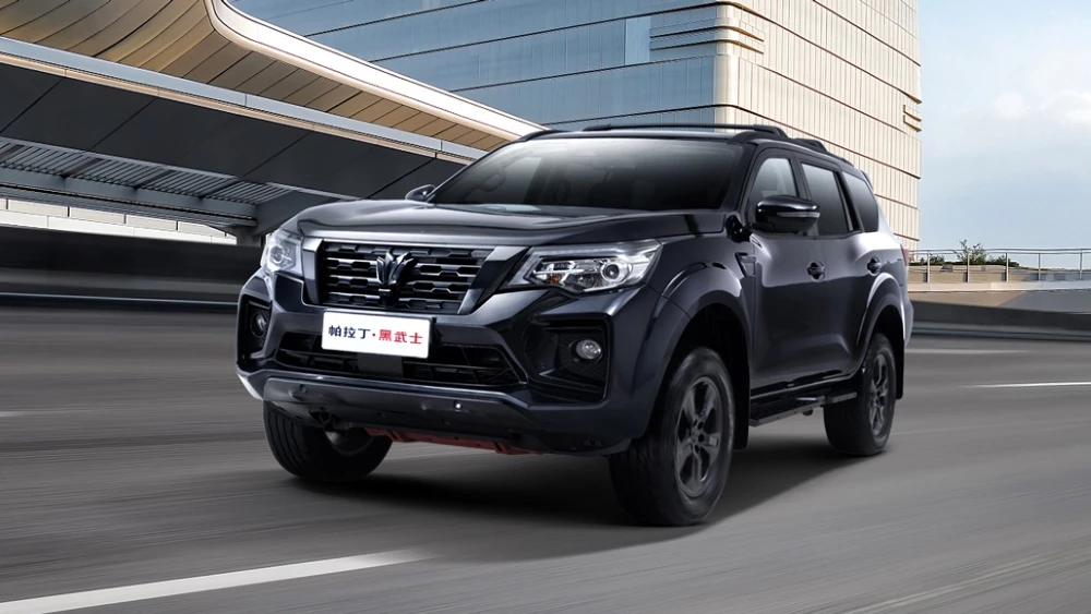 Внедорожник Dongfeng Paladin Black Samurai сбоку спереди