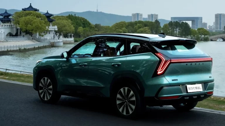 новый Geely Atlas 2025 сбоку сзади