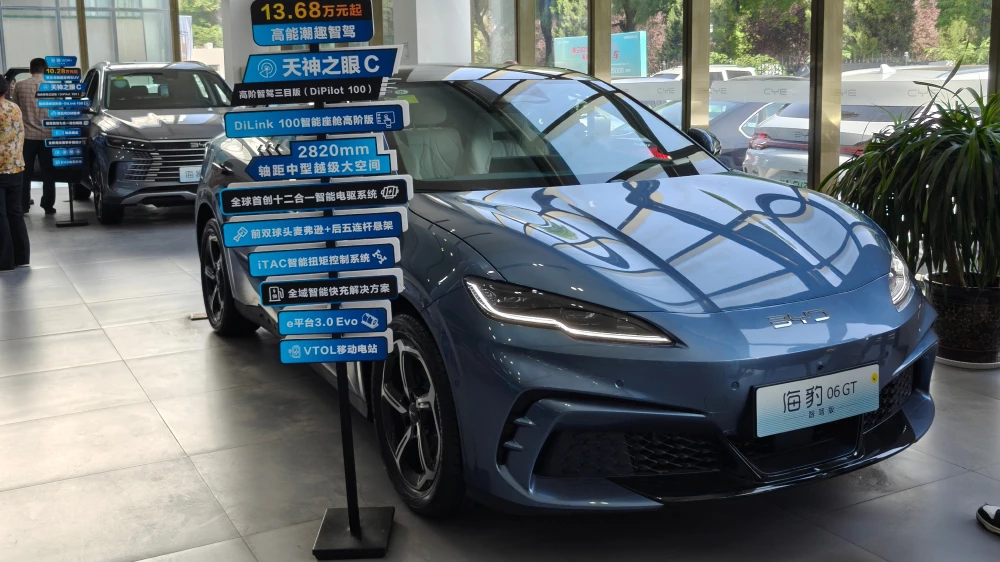 дилерский центр byd в китае byd seal 06 gt сбоку спереди голубой