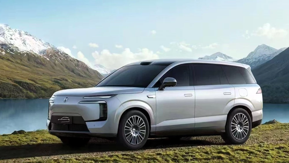 Гибридный кроссовер Denza N8L сбоку спереди