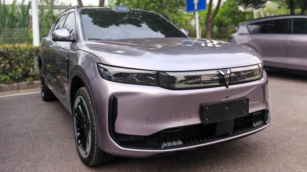 новый Voyah Free+ сбоку спереди в Китае