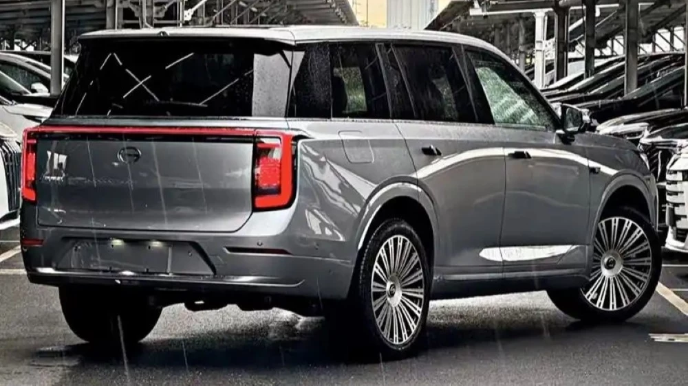 Гибридный кроссовер GAC S9 сзади сбоку в Китае