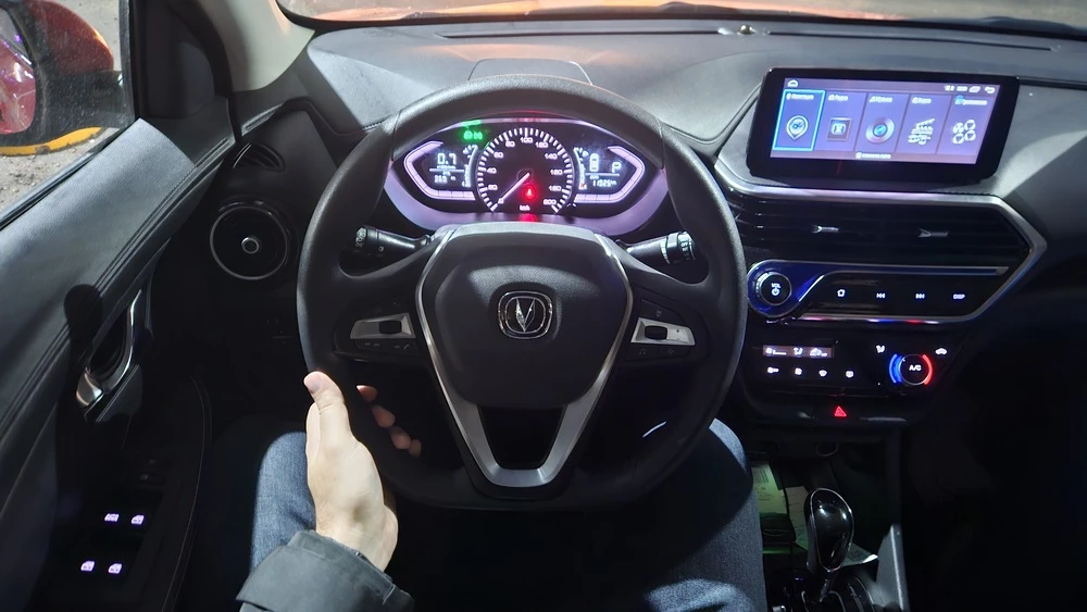 Changan Alsvin тест салон интерьер водитель за рулем вечерняя подсветка