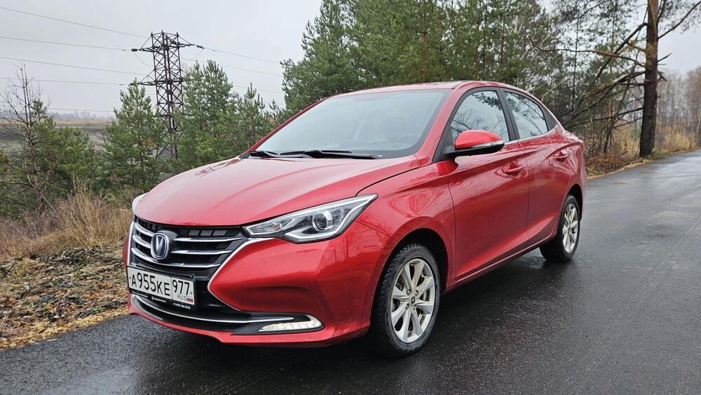 Changan Alsvin тест сбоку спереди