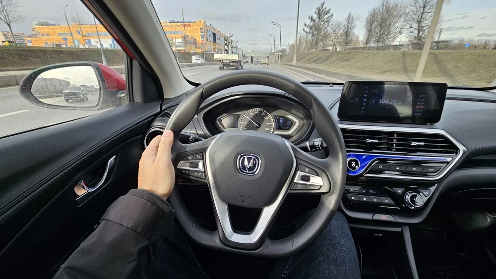Changan Alsvin тест салон интерьер водитель за рулем