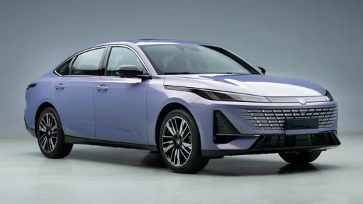 Обновленный седан Changan Lamore сбоку спереди