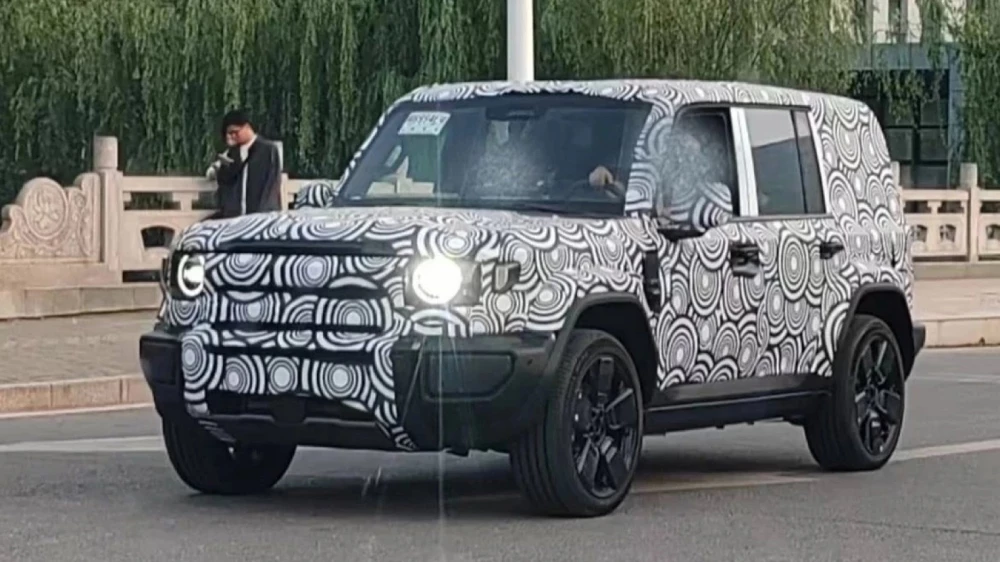 кроссовер icar v27 китайский гелендваген сбоку спереди в камуфляже