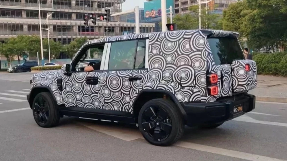 кроссовер icar v27 китайский гелендваген сбоку сзади в камуфляже