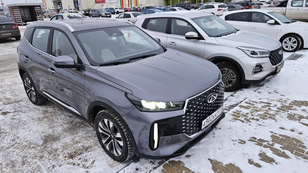 Chery Tiggo 4 сбоку спереди рядом с Tiggo 4 Pro