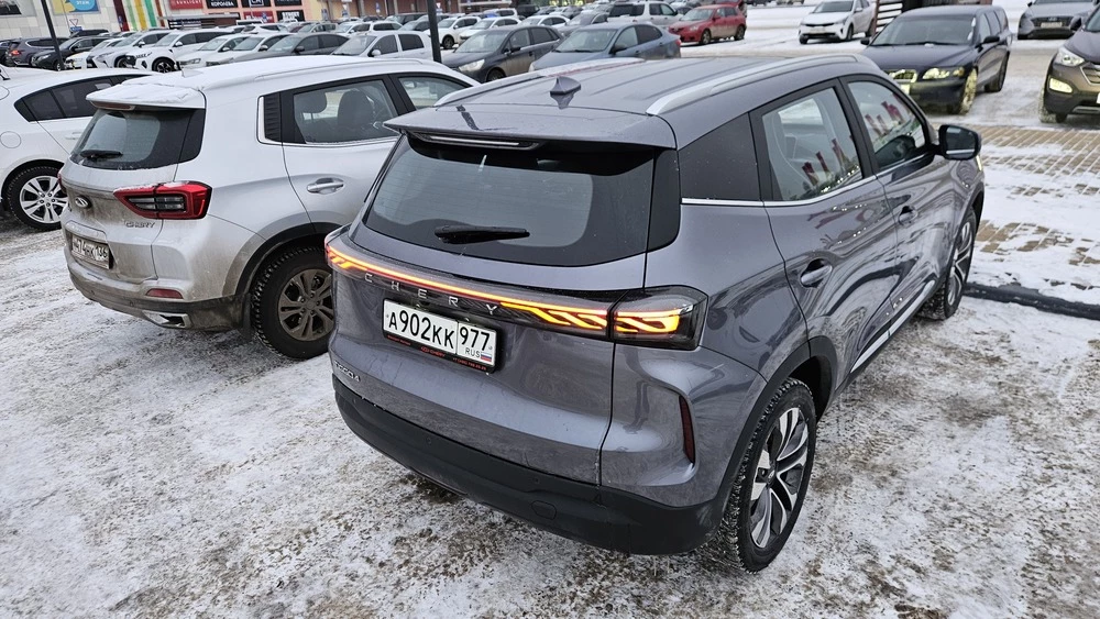 Chery Tiggo 4 сбоку сзади рядом с Tiggo 4 Pro