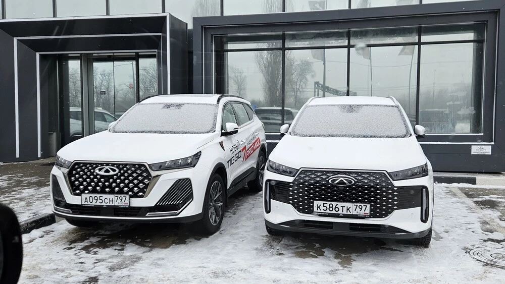 Chery Tiggo 4 спереди рядом с Tiggo 7 Pro Max