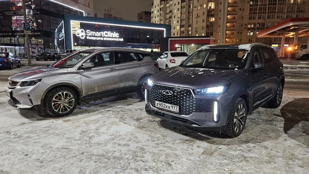 Chery Tiggo 4 спереди рядом с Belgee X50