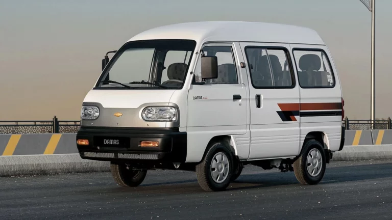 Chevrolet Damas сбоку спереди